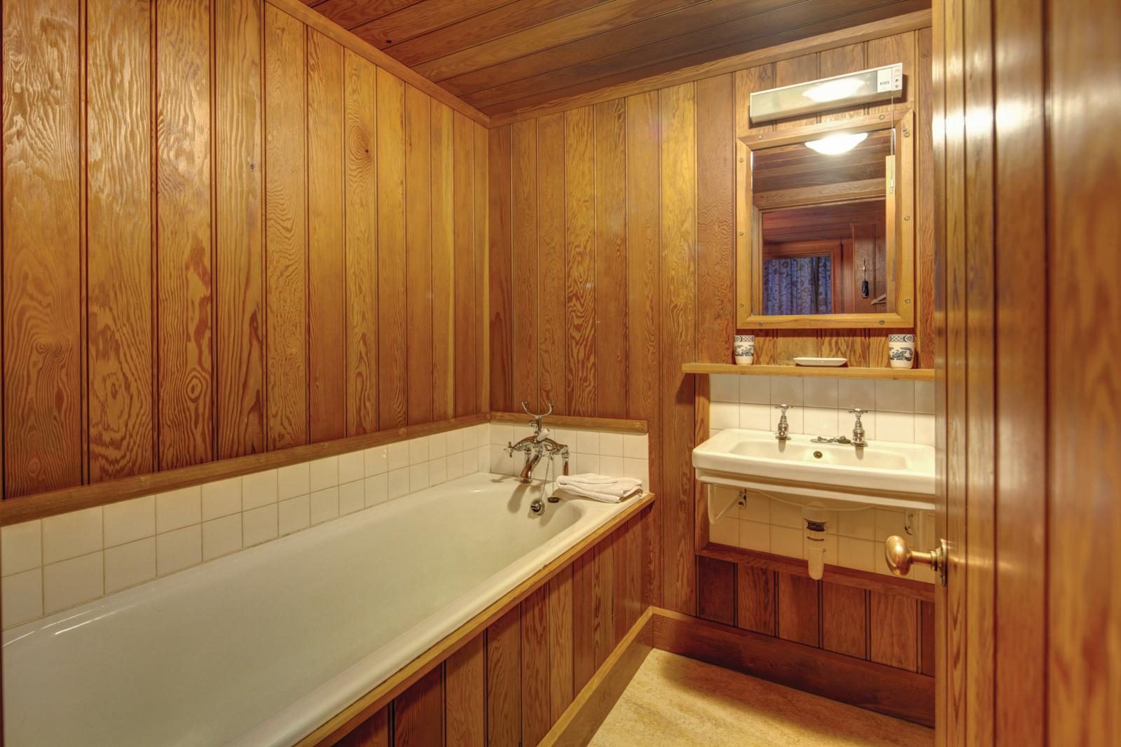 The bathroom at Abbey Gatehouse
