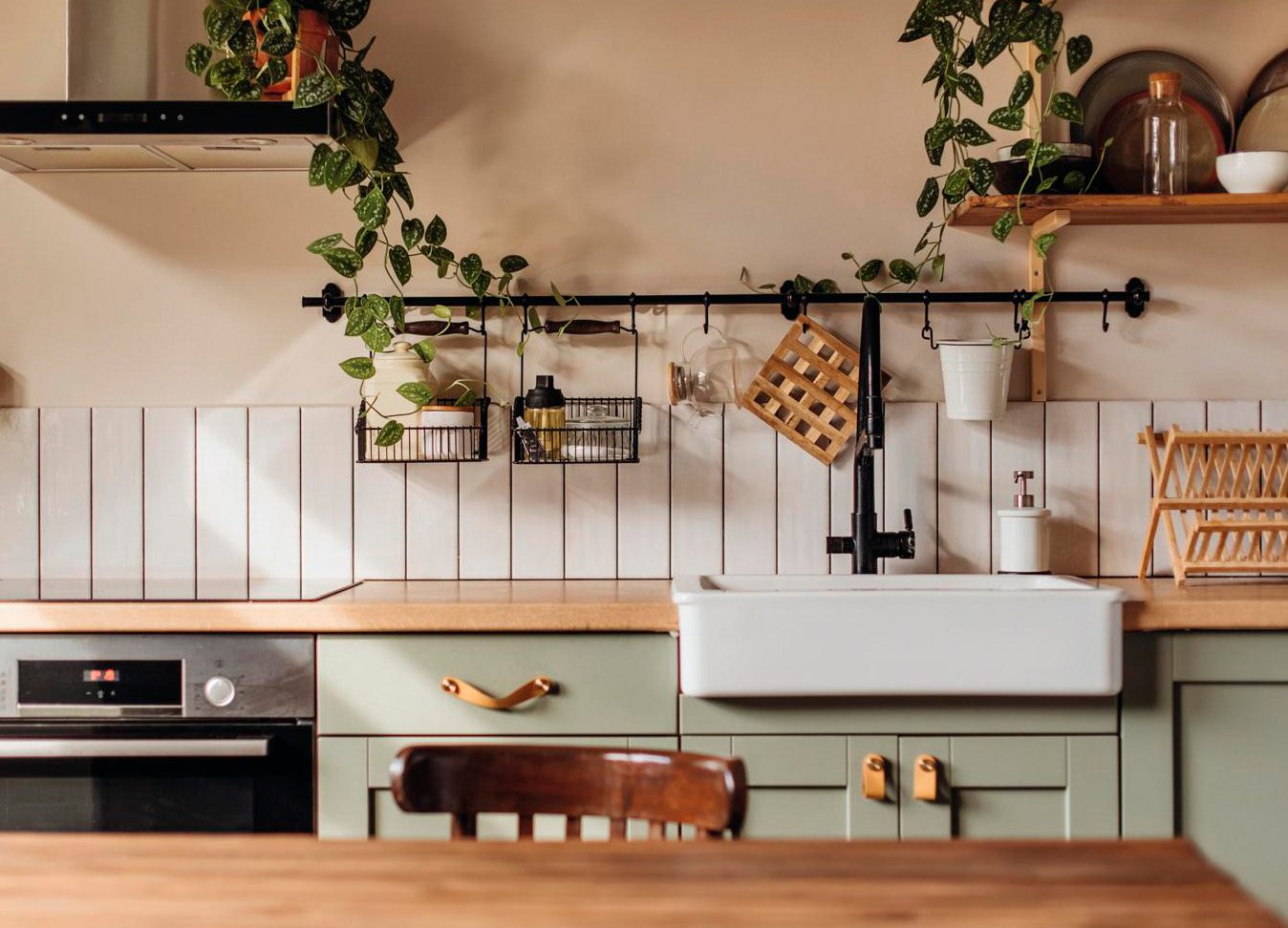 Hooks and rails in the kitchen