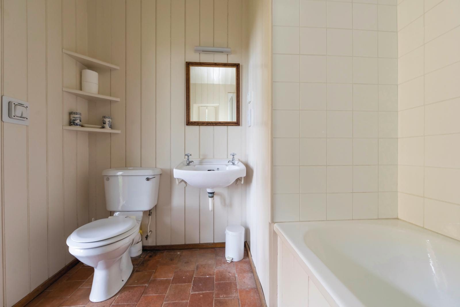Robin Hood's Hut Bathroom