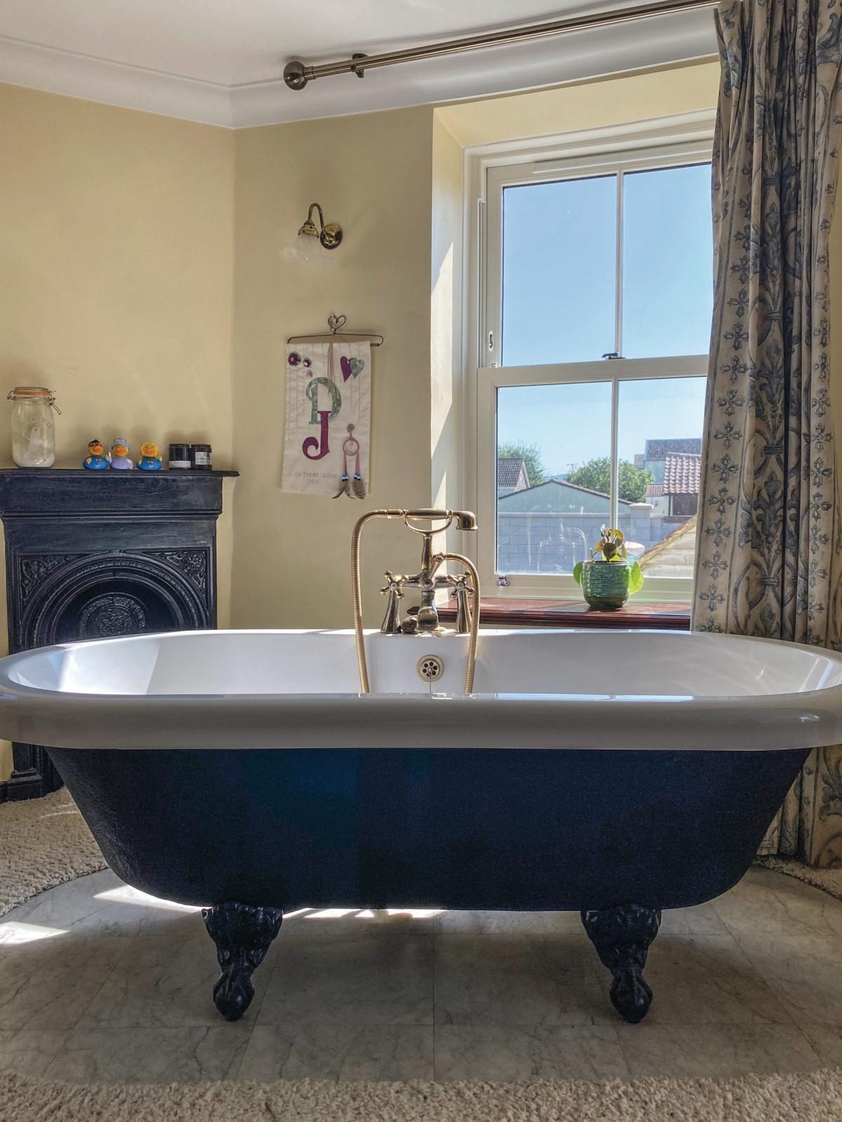 Triple-aspect ensuite before